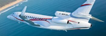 Jet privé Gulfstream G500 décollage au-dessus de la mer