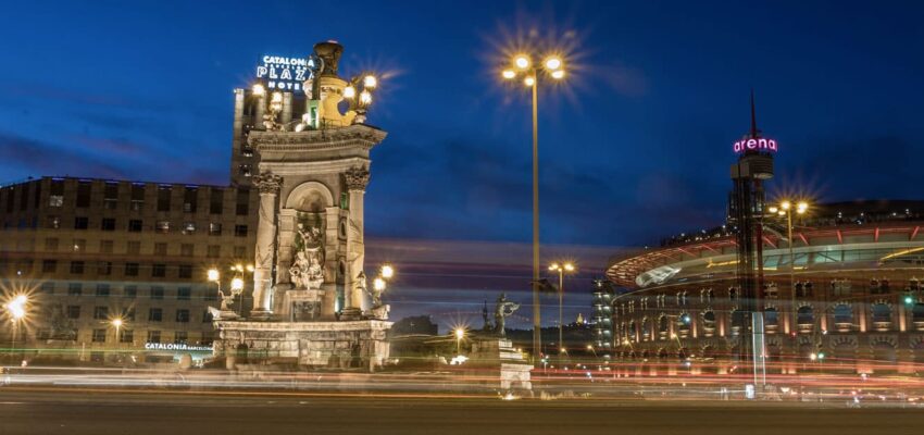 location jet privé - Monument éclairé avec des traînées lumineuses.