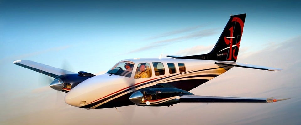 Location de jet privé : avion bimoteur ciel clair.