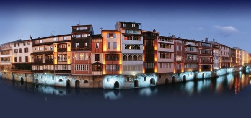 Reflets colorés à Castres, vue pittoresque nocturne.