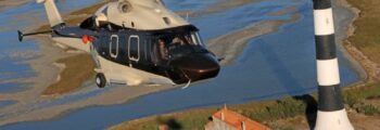 Intérieur Agusta hélicoptère luxe, sièges cuir beige.