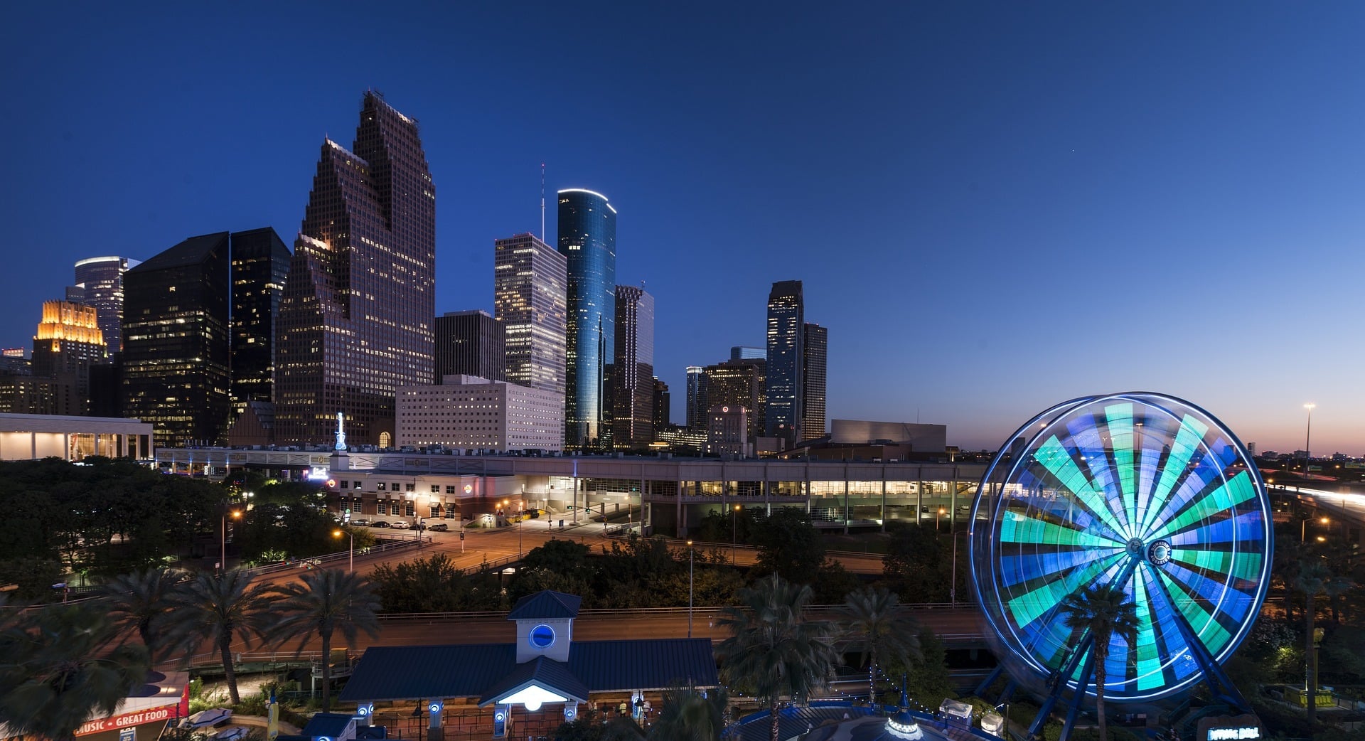 Houston skyline de nuit avec grande roue brillante.