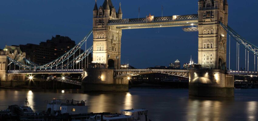 London Bridge éclairé de nuit