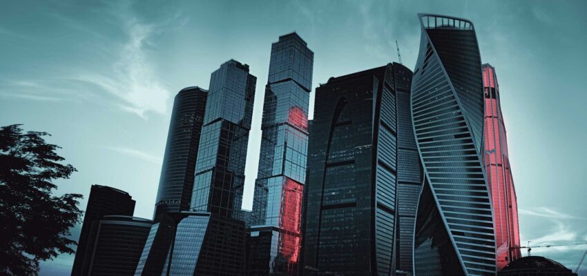 Location de jet privé, gratte-ciel modernes au crépuscule.