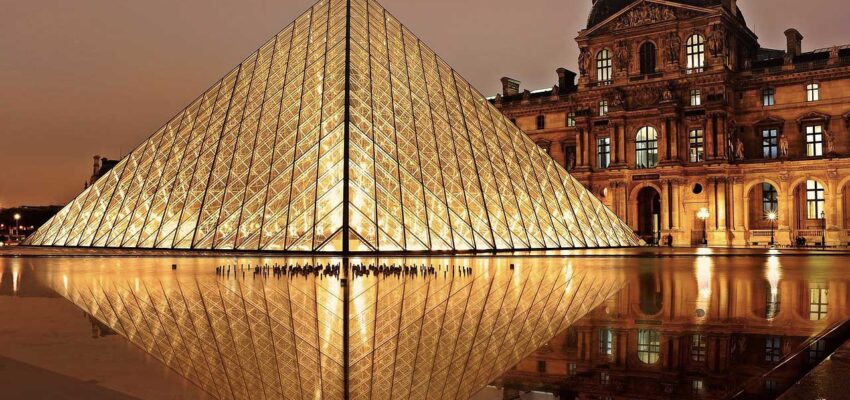 le louvre illuminé la nuit - paris