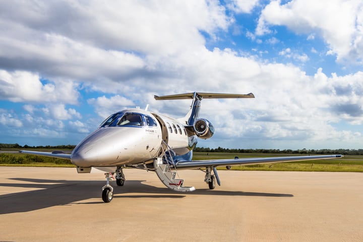 location de jet privé : LEARJET 40XR au coucher du soleil