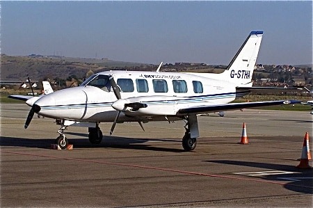 Location de jet privé : avion bimoteur ciel clair.
