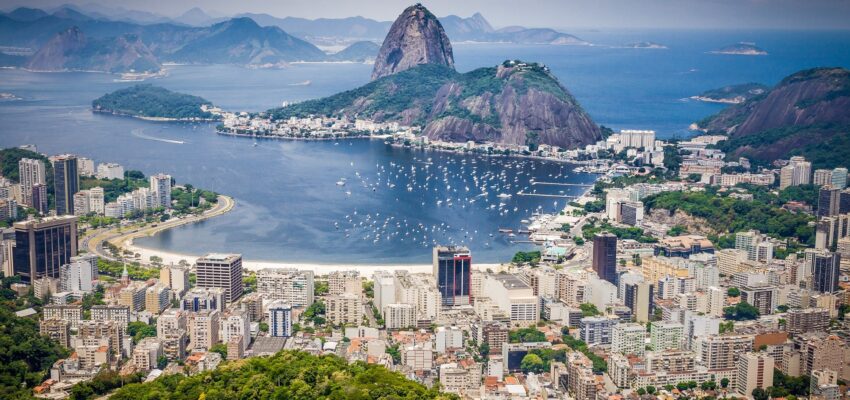 Vue aérienne Rio de Janeiro, baie, montagne.