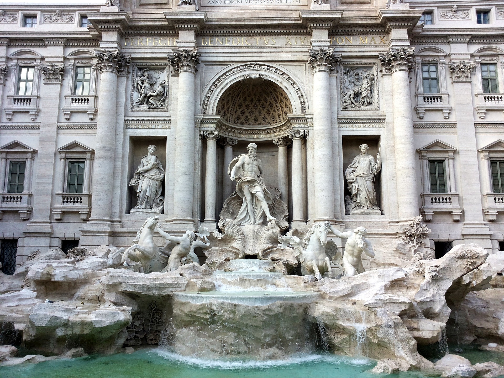 Fontaine de Trevi, Rome : statues et eau.