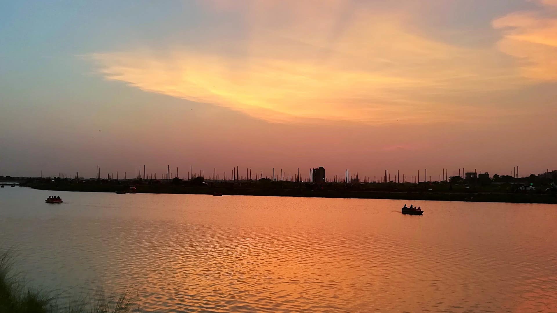 Location de Jet Privé – Coucher de soleil sur un lac.