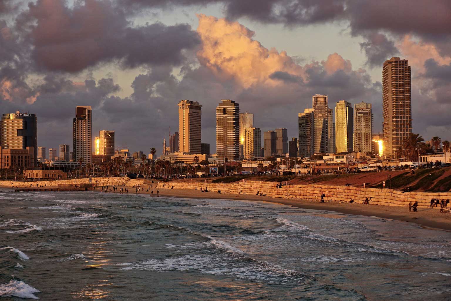 Tel Aviv coucher soleil, immeubles et plage.
