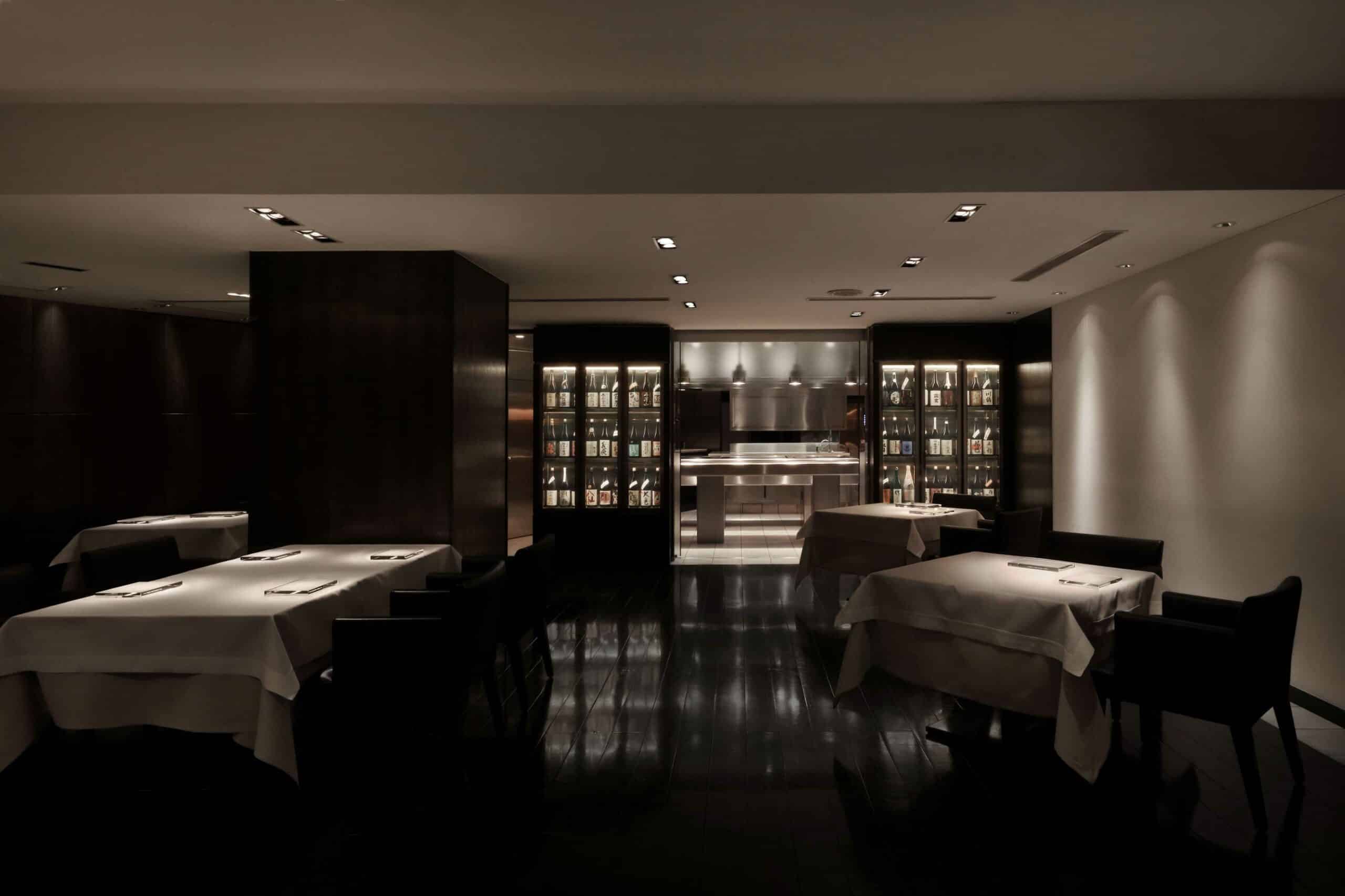 Restaurant élégant, éclairage tamisé, design minimaliste.