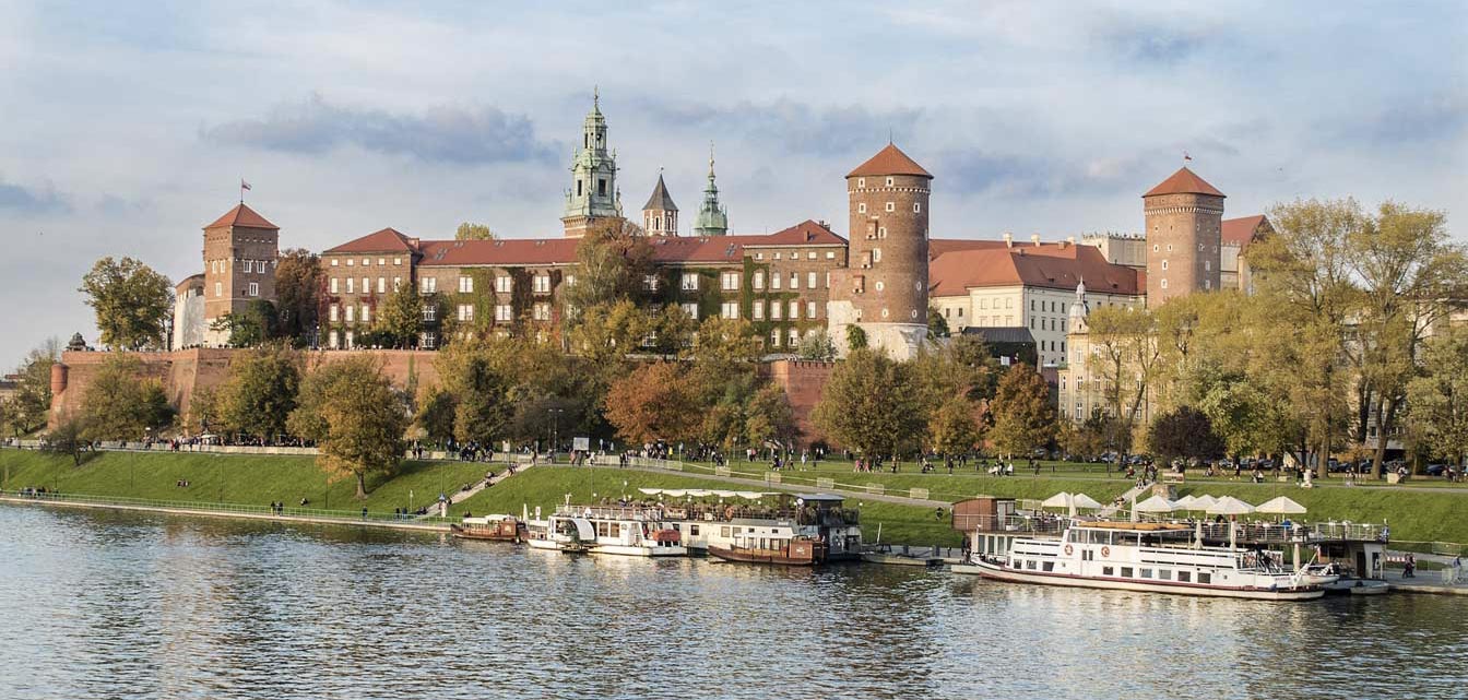 Cracovie : château historique sur une colline verdoyante.