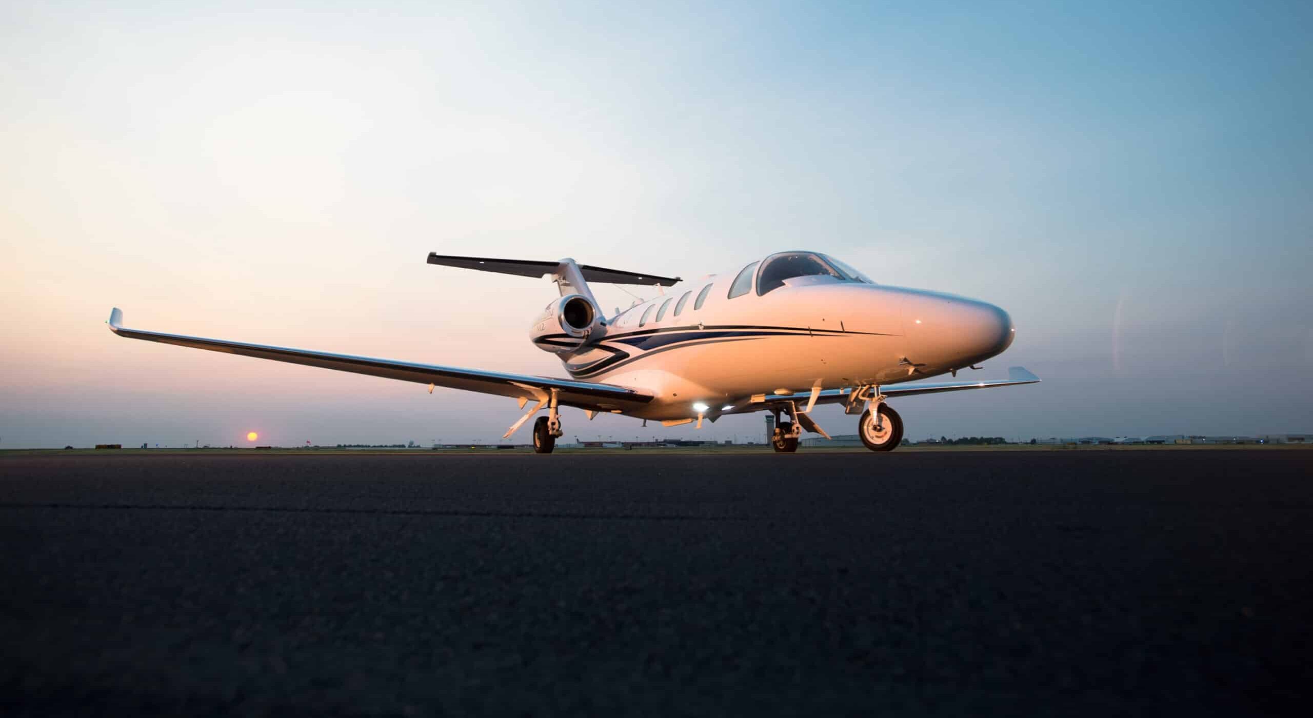 Cessna Citation à terre couché de soleil