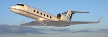 G550 jet privé en vol au dessus des nuages au couché de soleil