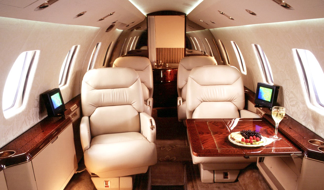 Location de jet privé : intérieur luxueux avec champagne.