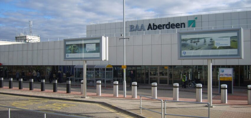 Entrée de l'aéroport d'Aberdeen, ciel nuageux en arrière-plan.