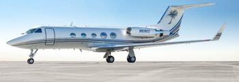 G550 jet privé en vol au dessus des nuages au couché de soleil