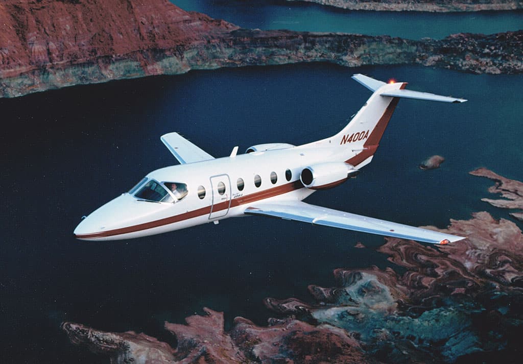 location jet privé : Beechjet 400 survolant des falaises