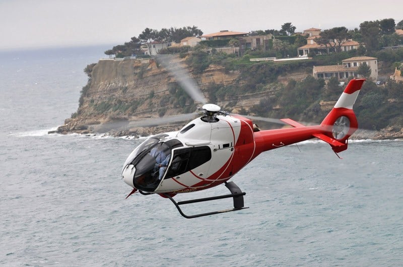 emplacement de jet privé : H130 survole un canyon.