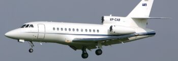 G550 jet privé en vol au dessus des nuages au couché de soleil