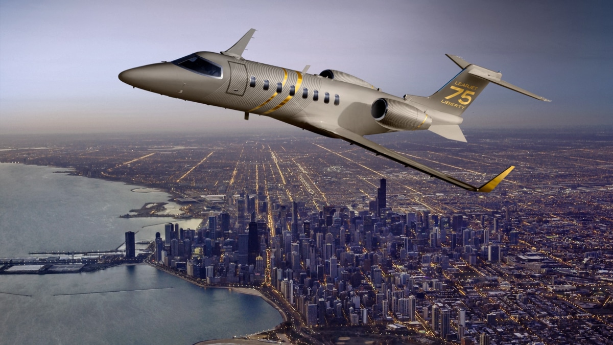 Jet privé Learjet 75 survolant New-York