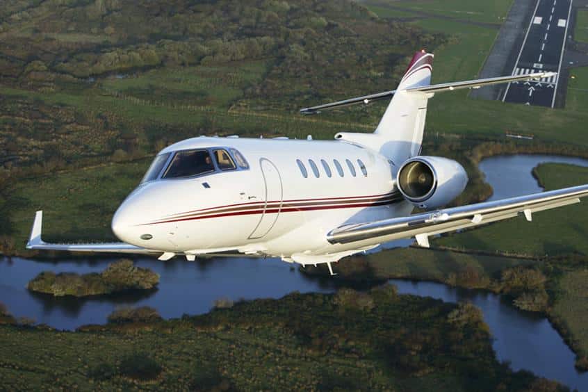 Jet privé Hawker Beechcraft en vol
