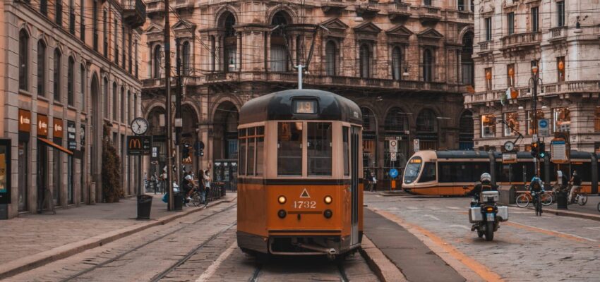 H1 : Tramway vintage dans la rue de Milan.