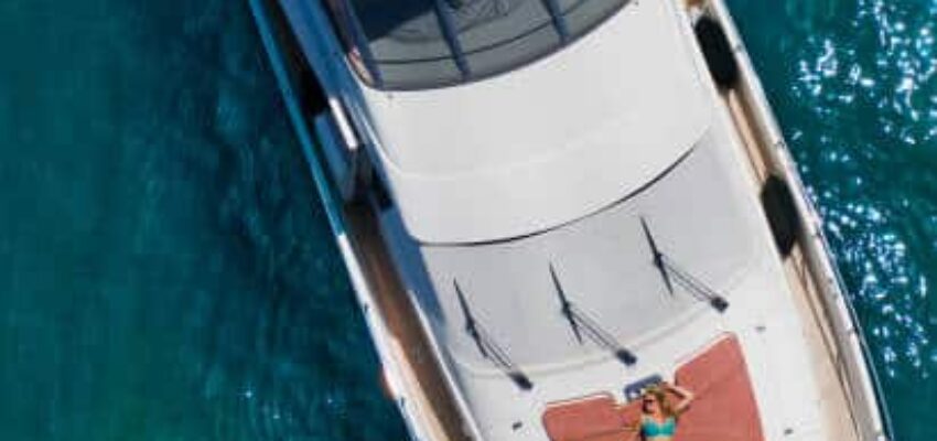 Yacht en mer vue du ciel