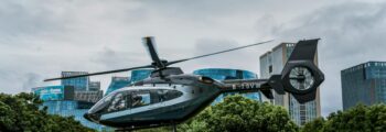 AS355 bleu posé sur l'herbe