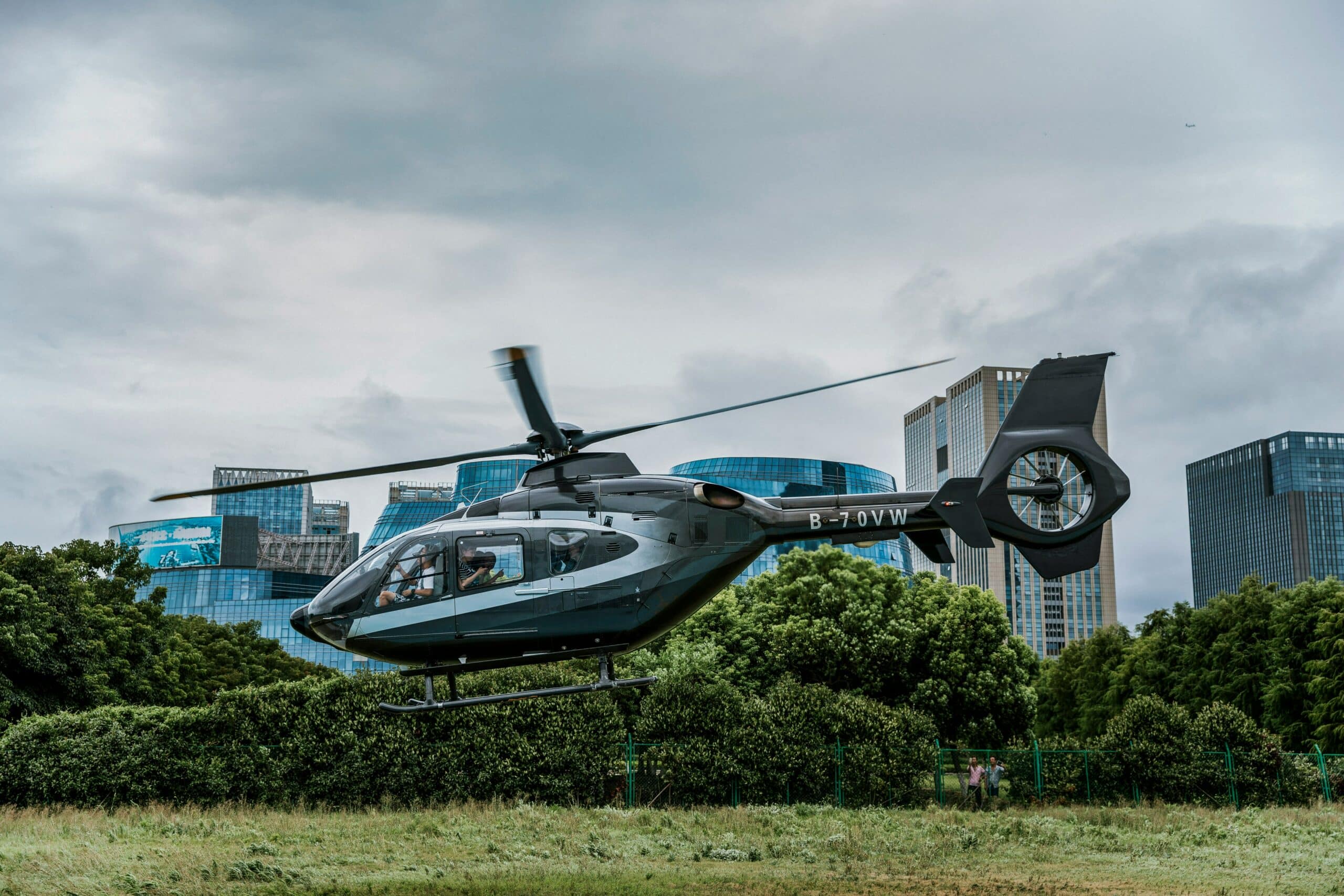 emplacement de jet privé : H130 survole un canyon.