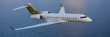 Jet privé Gulfstream G500 décollage au-dessus de la mer