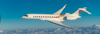 **emplacement de jet privé : Gulfstream G300 stationné piste**