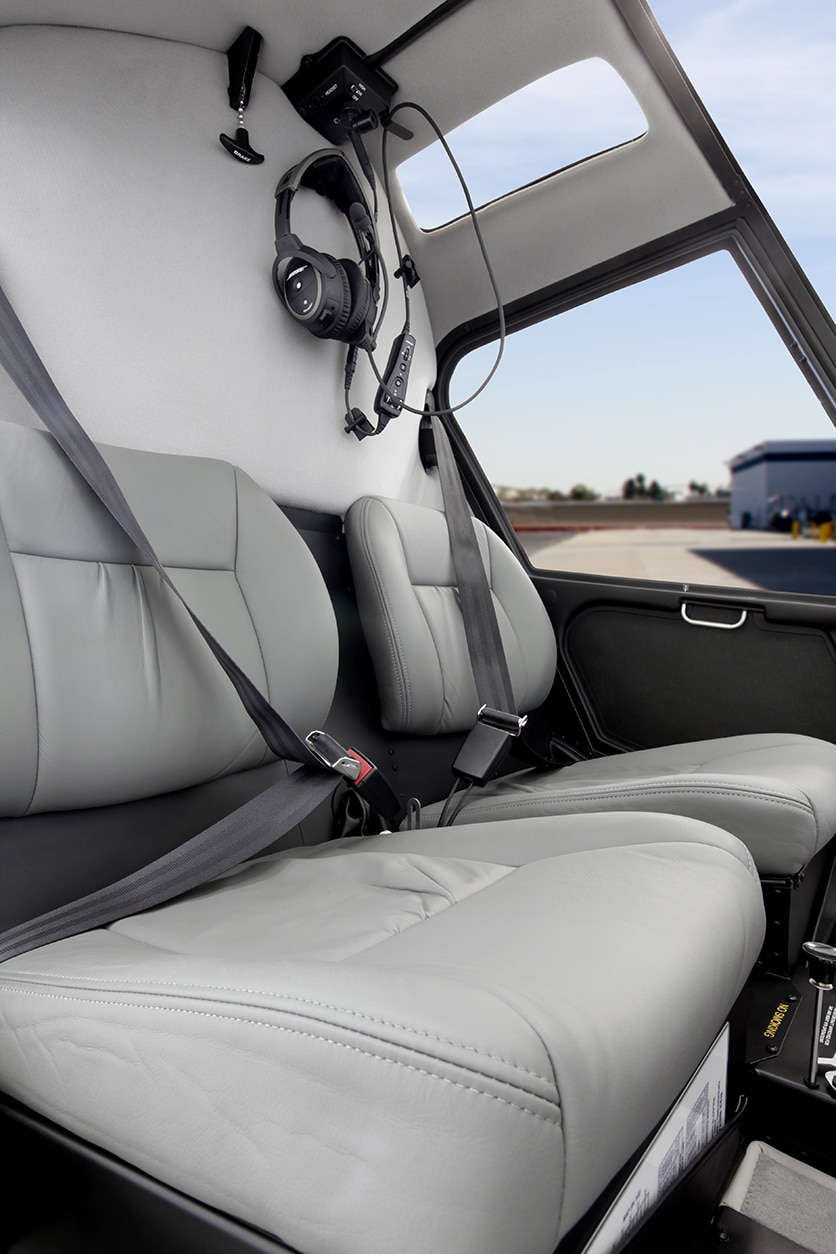 Hélicoptère Robinson R22 intérieur en cuir gris