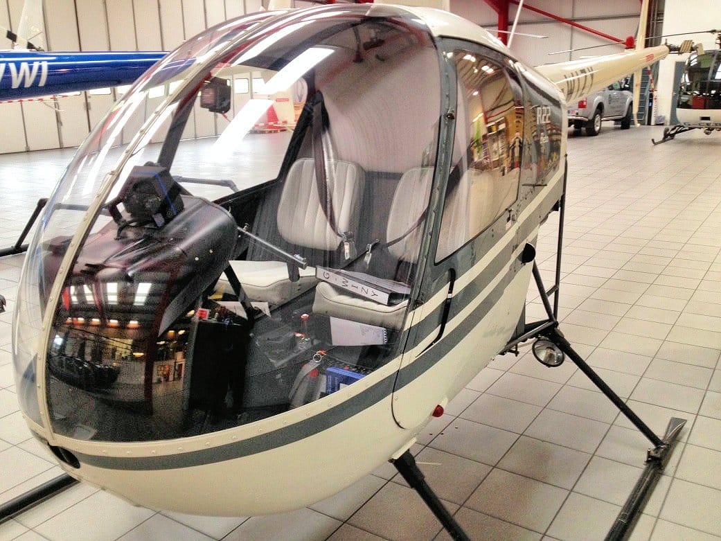 Hélicoptère Robinson R22 à l'entrepôt
