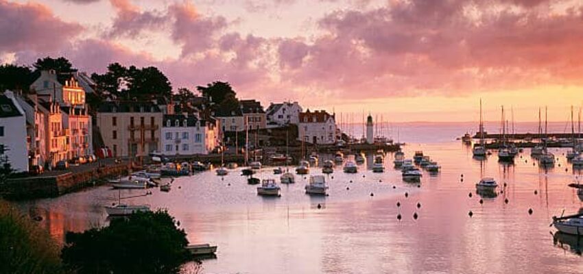côte de belle-île -en-mer en Bretagne avec un couché de soleil rosé