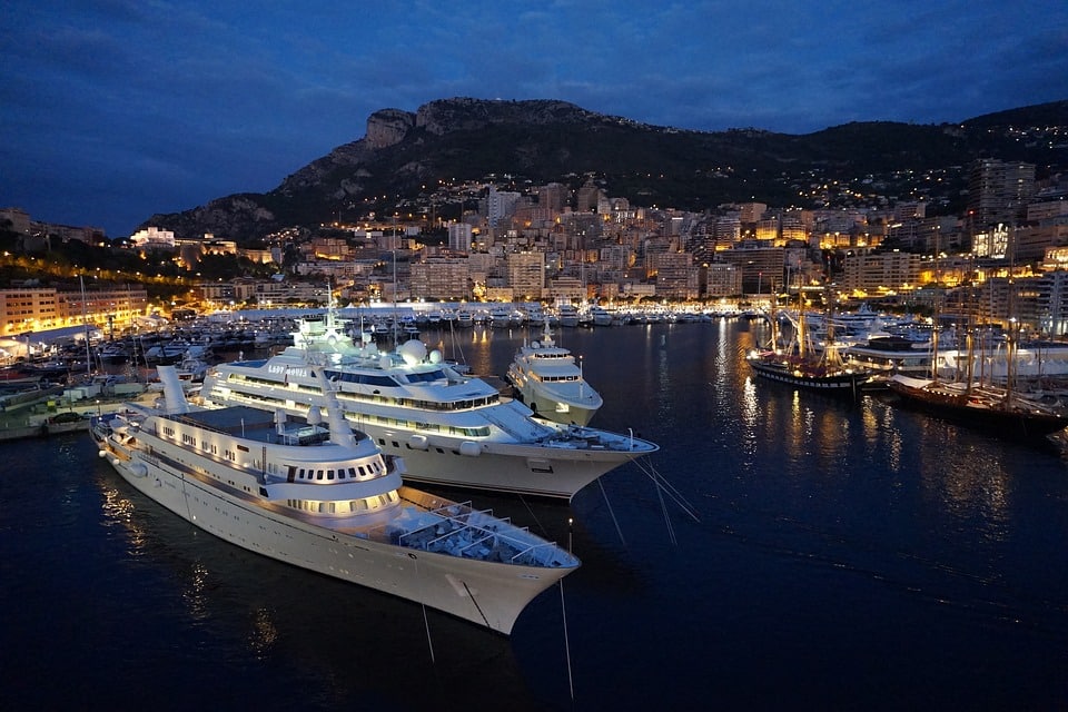 monaco yacht show jet privé monaco yachtintg et jet privés deux univers qui font rêver