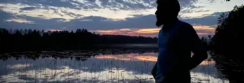 Vaxjo Urasa : lac enneigé, ciel clair, arbres.