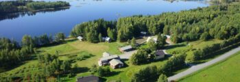 location de jet privé, Vue aérienne de l'aéroport près du lac