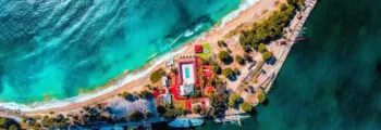 location de jet privé, Salerne : collines verdoyantes et bâtiments colorés