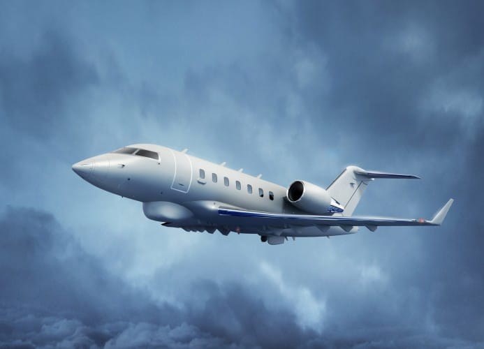 location de jet privé : Challenger 650 dans un ciel nuageux