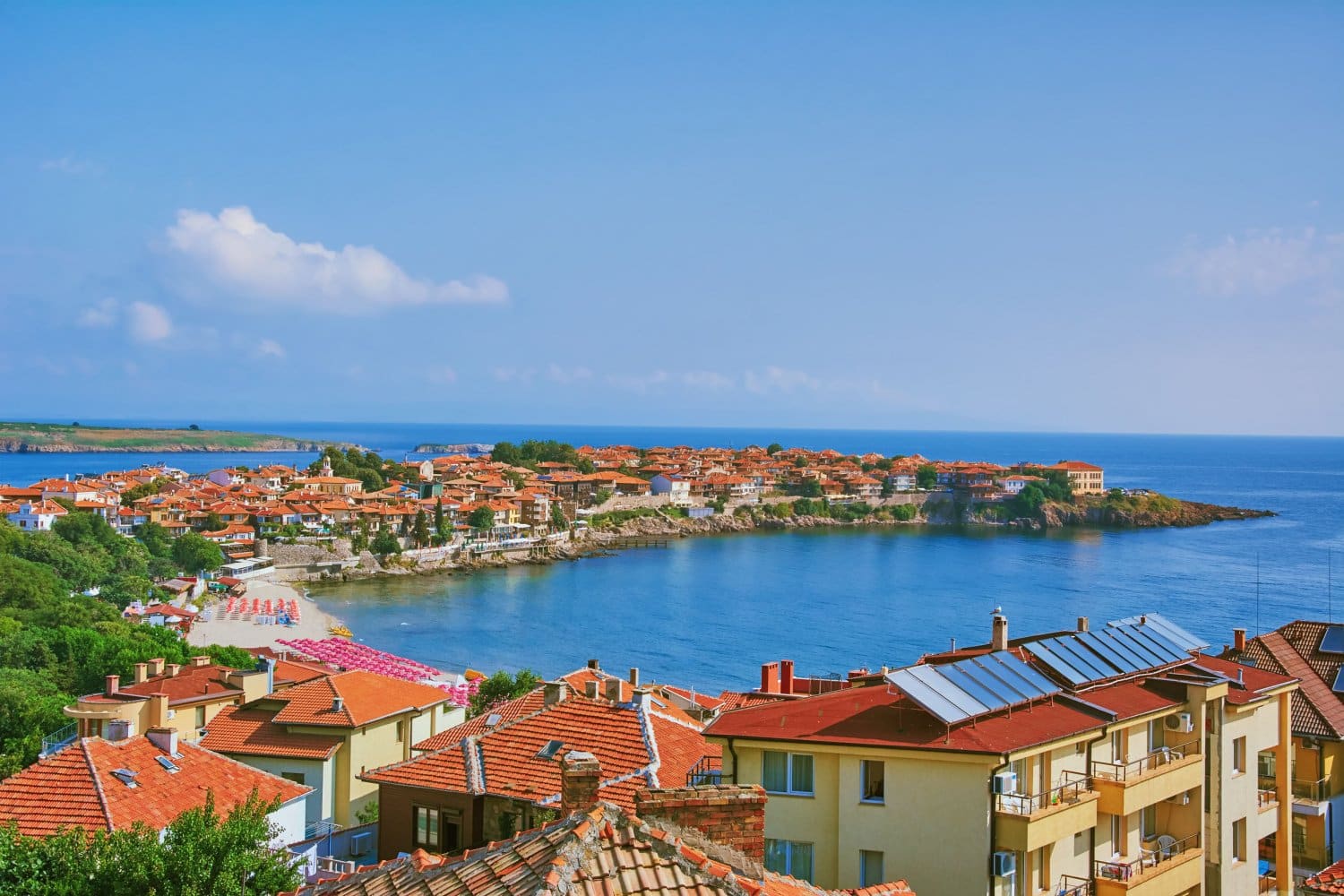 Ville côtière pittoresque de Nessebar avec plage et mer.