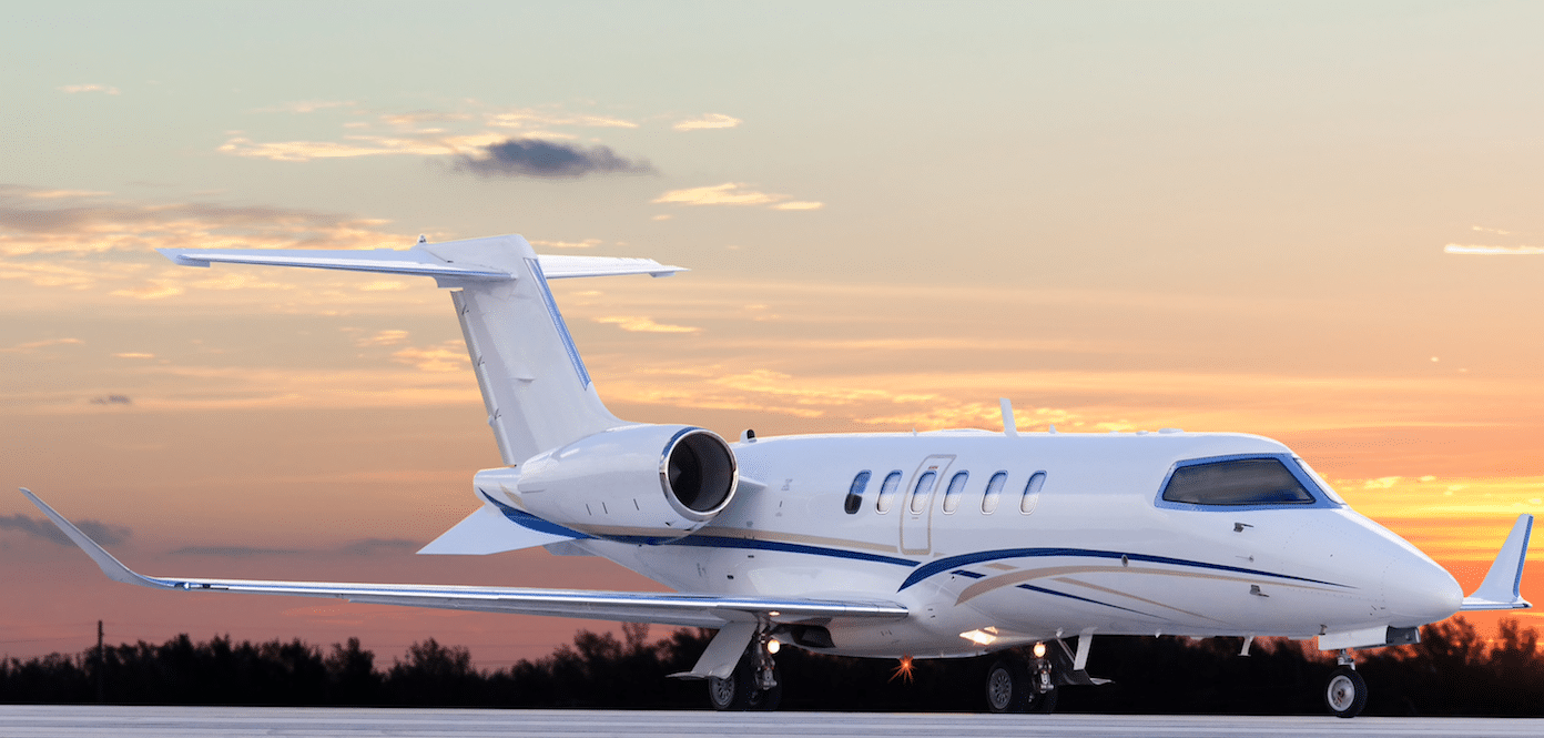 Location jet privé : LEARJET 70 sur piste au crépuscule