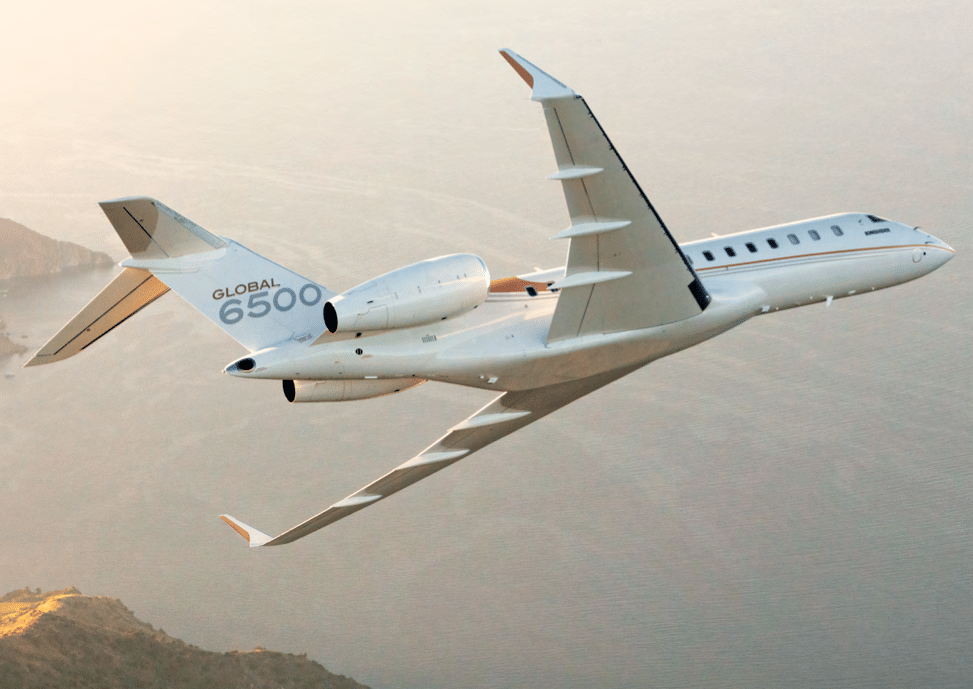 Location de jet privé : Bombardier GLOBAL 6500 en vol côtier.