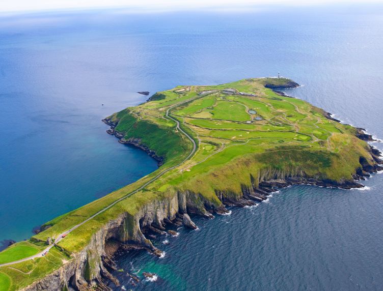 Kinsale : Péninsule verte avec phare.