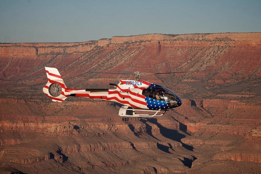 emplacement de jet privé : H130 survole un canyon.