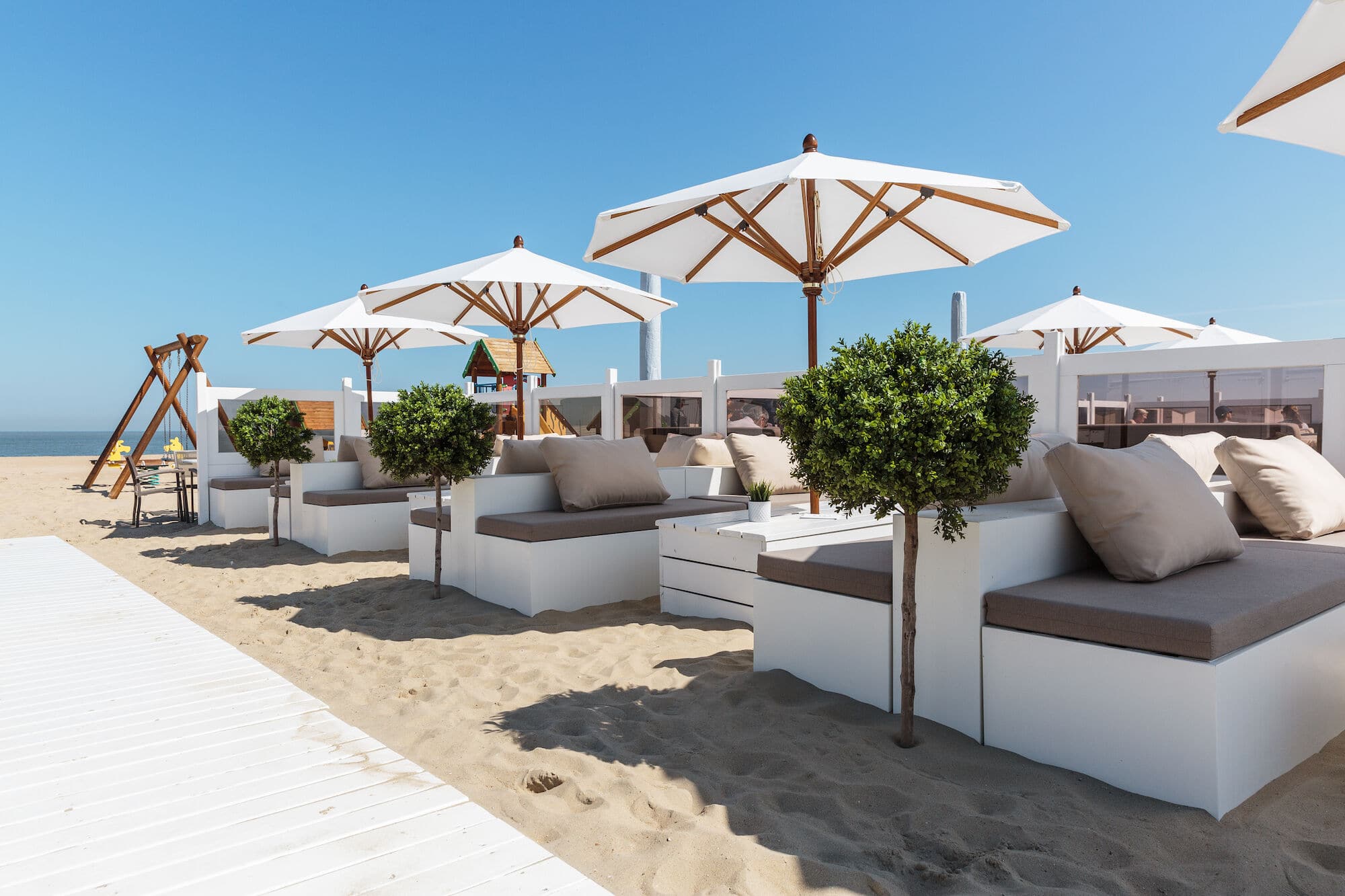 Plage Knokke-le-Zoute : lounge relaxant, canapés blancs, ciel bleu