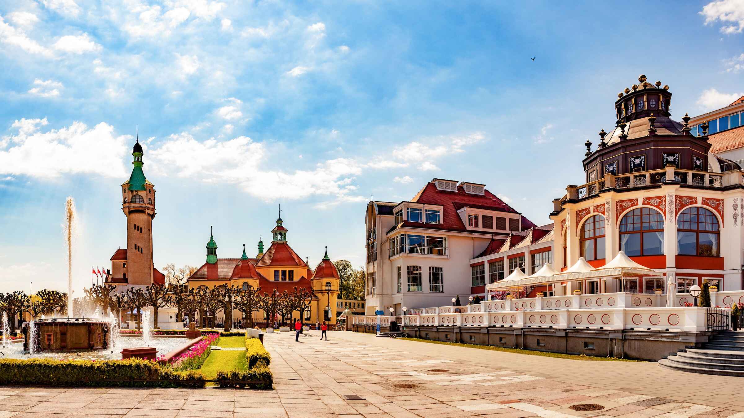 Place pittoresque de Sopot avec tour et fontaine.