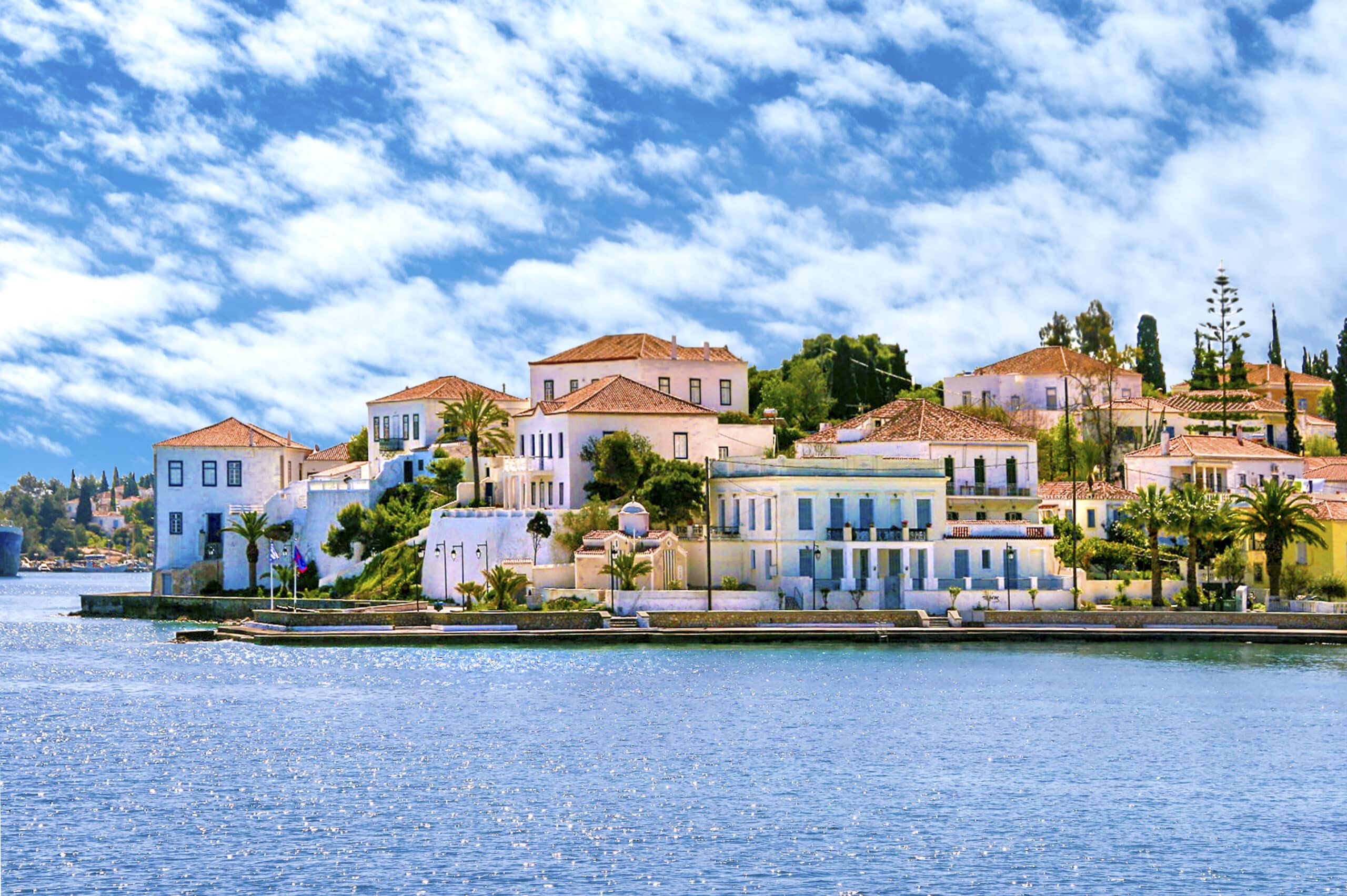 Vue panoramique sur le front de mer dans le village de Spetses.