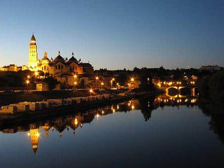 Cathédrale illuminée la nuit, Périgueux, France